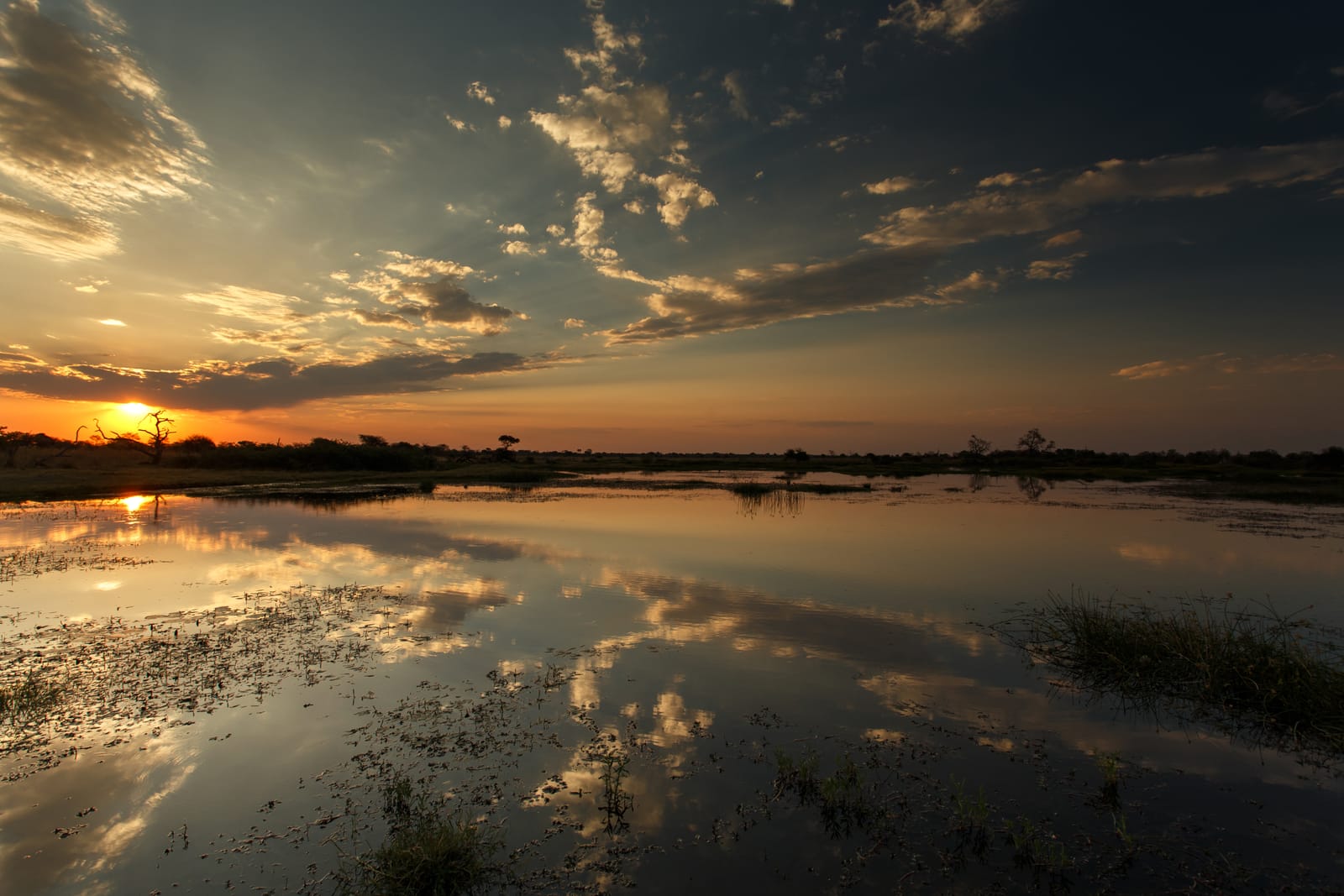 Sonnenuntergang über dem Wasser des Okavango-Deltas