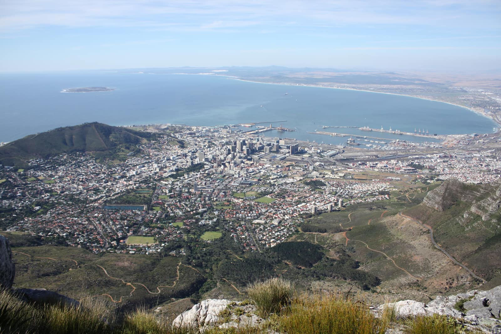 Blick vom Tafelberg über Kapstadt, den Hafen und die Tafelbucht