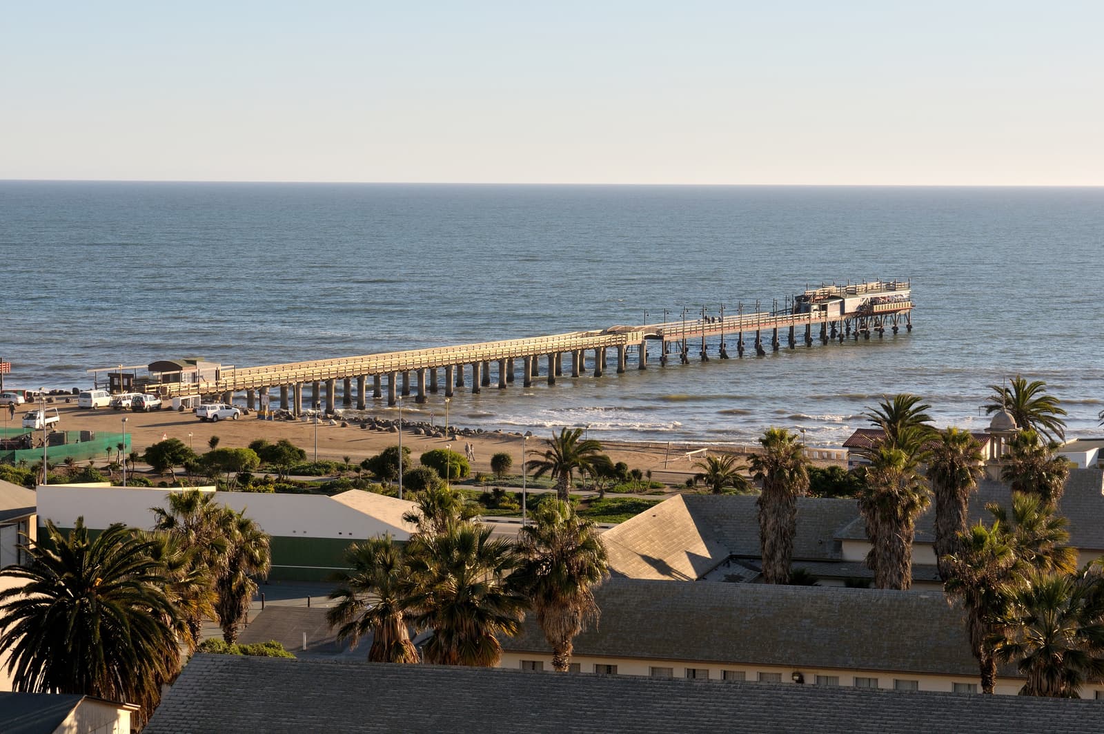 Blick über Swakopmund auf die Jetty und den Atlantik