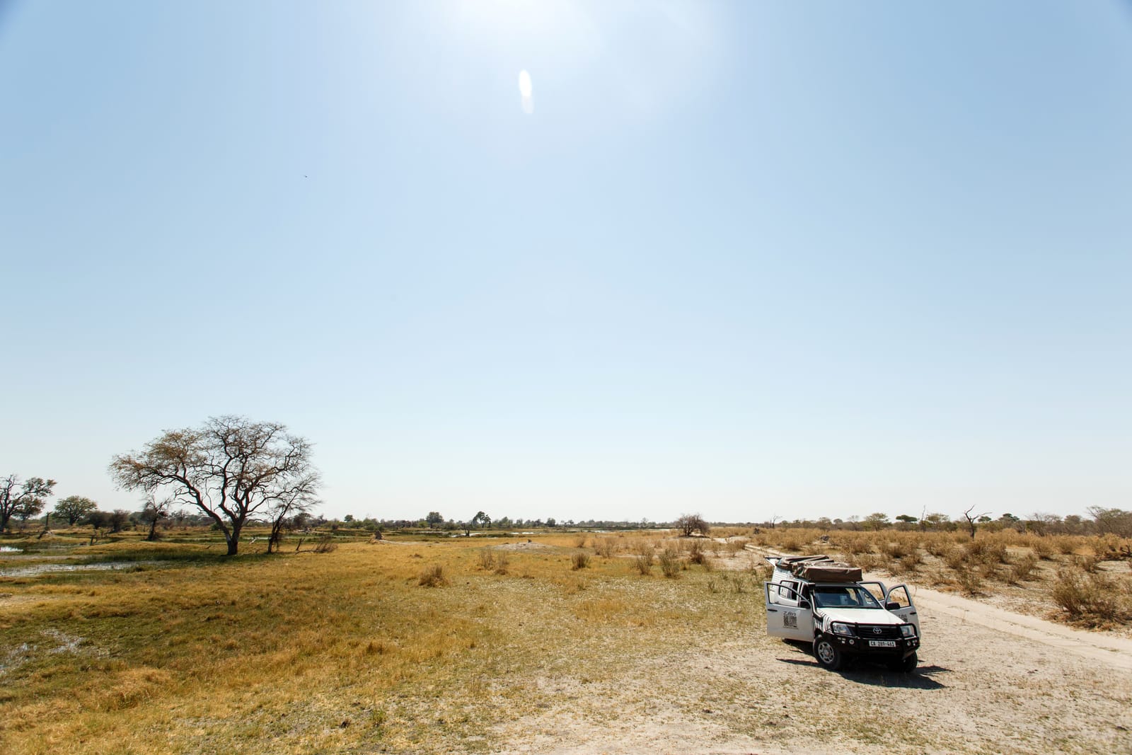 Geländewagen auf einer Sandpiste im Moremi-Wildreservat