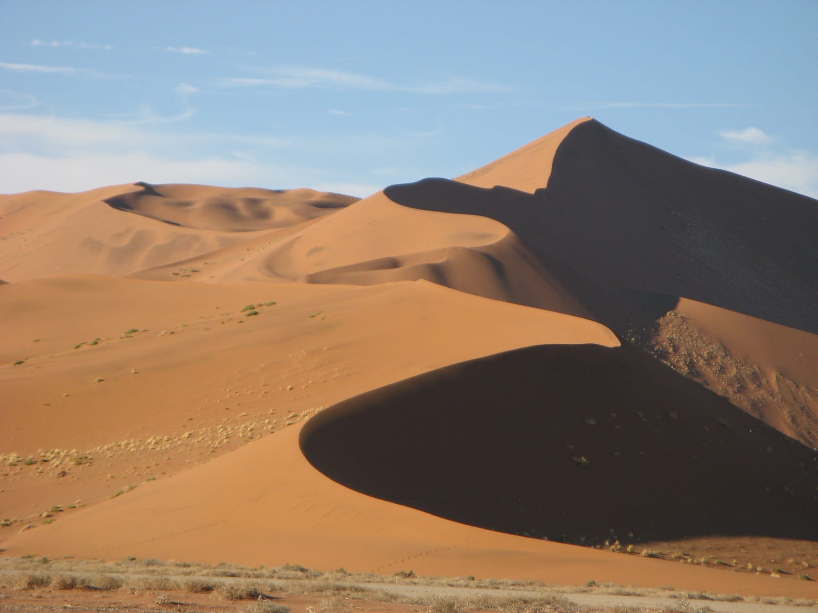 Rote Dünen mit scharfen Graten im Morgenlicht am Sossusvlei