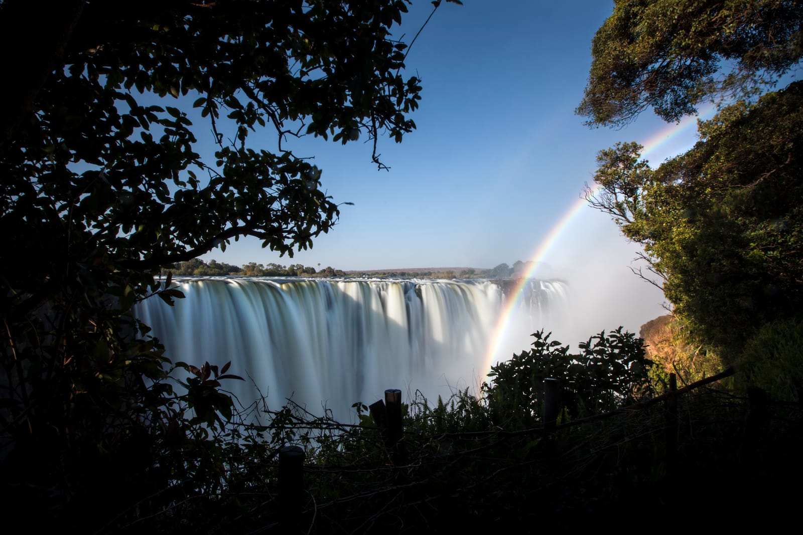 Die Victoriafälle mit Gischt und Regenbogen